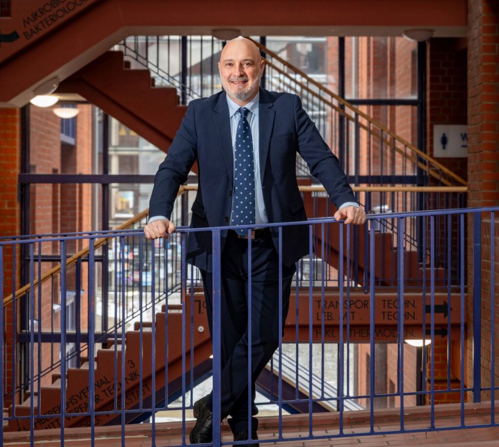 Der Rektor der Hochschule Bremerhaven, Prof. Dr. Alexis Papathanassis, erwartet jetzt seine neue Amtszeit.