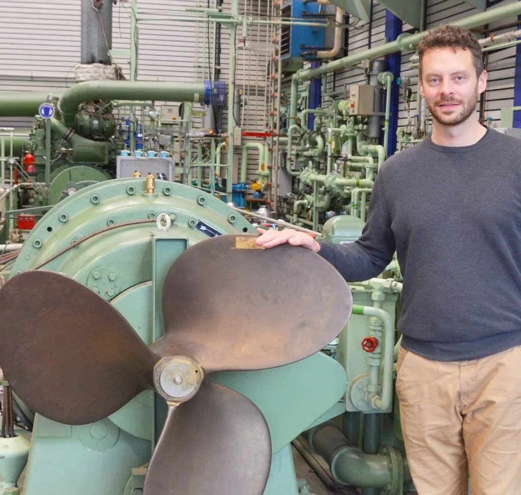 Ingenieur Peter Seedorf vor einem Versuchsmotor an der Hochschule Bremerhaven, wo er Schiffsbetriebstechnik lehrt.