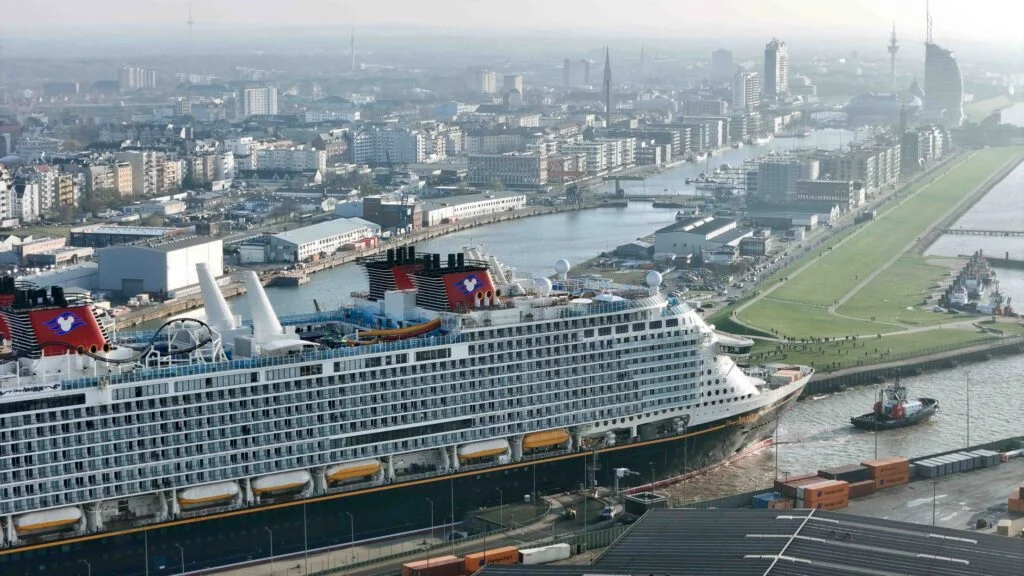 Die „Disney Adventure“, das größte in Deutschland gebaute Kreuzfahrtschiff, sorgte für steigende Übernachtungszahlen in Bremerhaven.