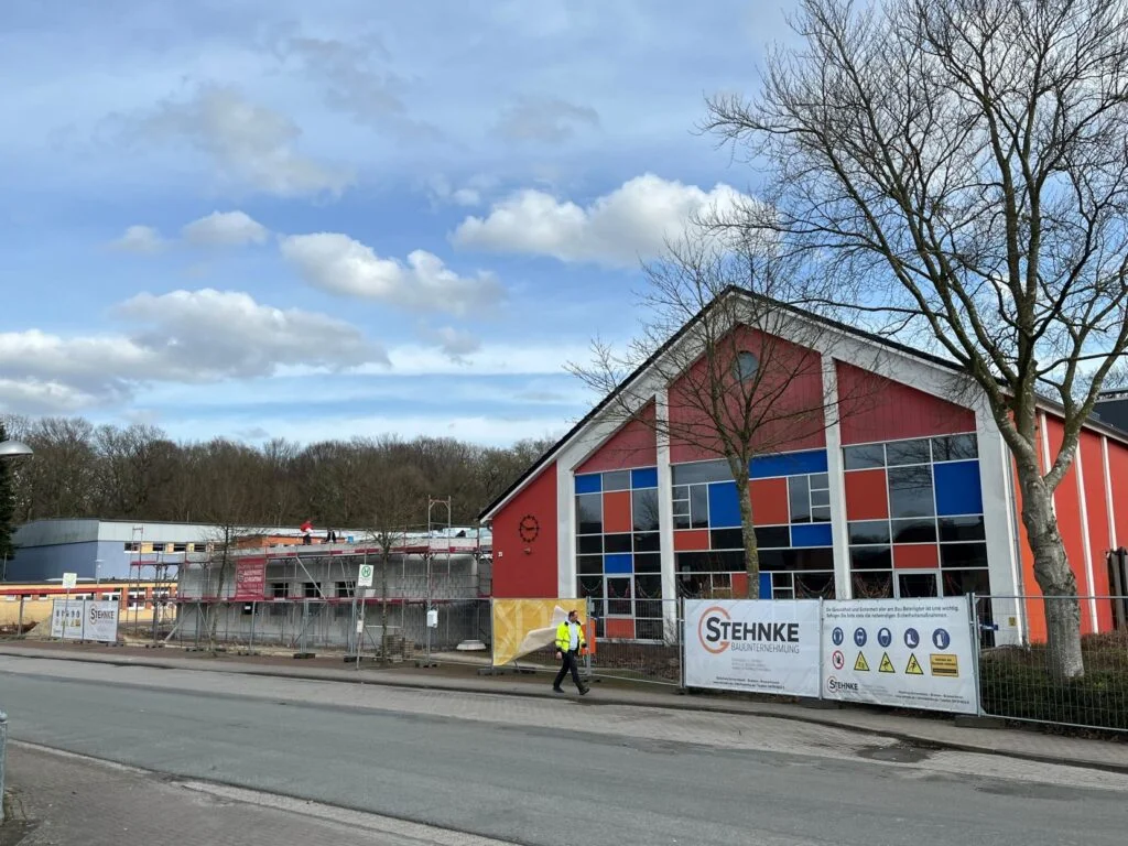 In Stotel sind die Bauarbeiten für die Ganztagsschule in vollem Gang. Der eingerüstete Flachbau links ist die neue Mensa, rechts davon steht das Hauptgebäude der Grundschule mit der Aula