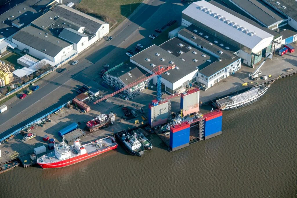 Mehrere Schiffe liegen derzeit zur Wartung und zum Umbau bei der Heise Werft im Bremerhavener Fischereihafen. Der Betrieb ist auf Reparaturen, Instandsetzungen und technische Umbauten kleinerer Schiffseinheiten spezialisiert.
