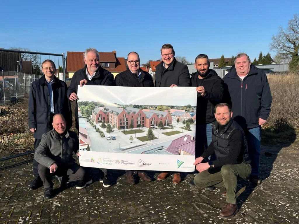 Strahlende Gesichter in Spaden: Landrat Thorsten Krüger, Schiffdorfs Verwaltungsspitze, Architekt Lutz Padberg, Investor Jaroslav Gerbatowski, Sören Pols vom Weser Pflegedienst und Ortsbürgermeister Fredo Tiedemann präsentieren die Pläne für die Ortsmitte.