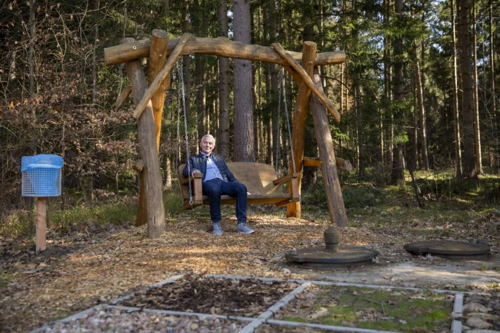 Einfach mal die Seele baumeln lassen: Marcus Mende, Geschäftsführer des Wasserverbands Wesermünde, freut sich über den neuen Lehrpfad.