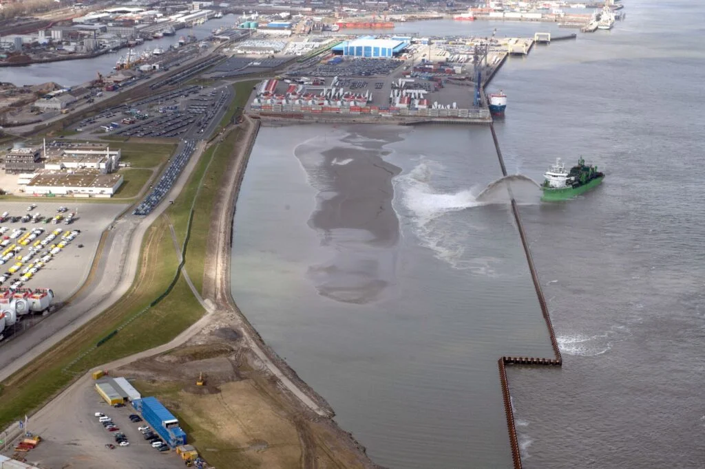 Blick aus der Vogelperspektive auf die Großbaustelle für die Erweiterung des Cuxhavener Hafens.