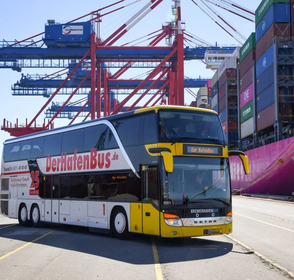 Seit 25 Jahren fährt der Hafenbus die Touristen durch die Seestadt. Das feiert die Erlebnis Bremerhaven mit einer Sonderfahrt inklusive Stopp auf dem Containerterminal.