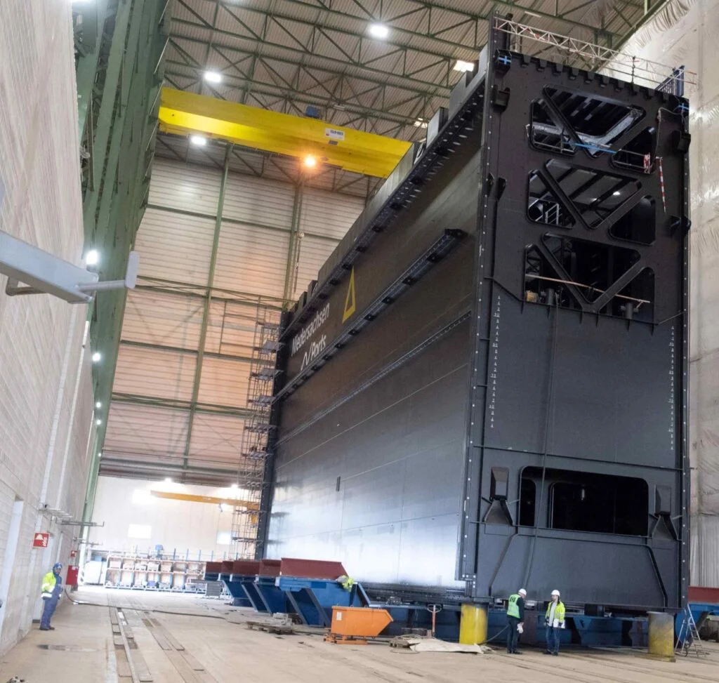 In der Lunehalle in Bremerhaven wurde das neue Schleusentor für die Große Seeschleuse in Emden fertiggestellt. Das 42 Meter lange, 1.000 Tonnen schwere Bauwerk verlässt bald die Werkshalle Richtung Norden.