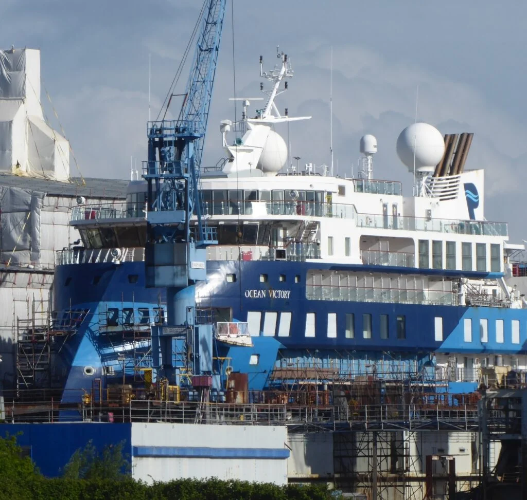 Neben regulären Wartungs- und technischen Arbeiten erhält auch die „Ocean Victory“, die bislang für Albatros Expeditions verkehrte, einen neuen Anstrich mit dem neuen Polar Latidudes Expeditions Logo als auch einen komplett neuen Unterwasseranstrich.