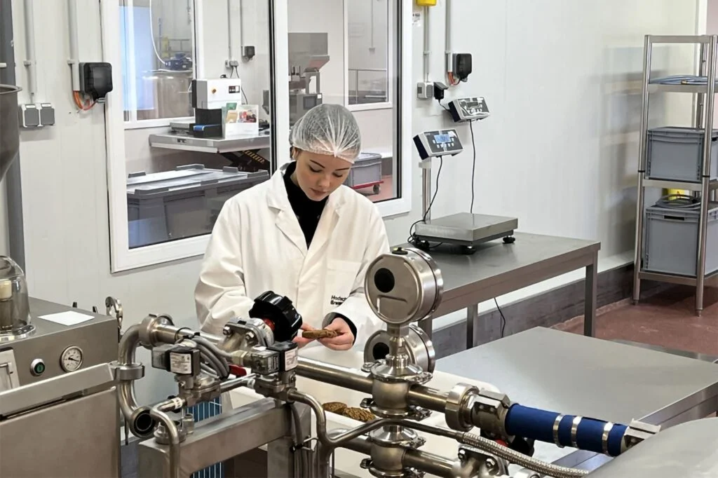Junge Unternehmen können im First bis zu zwölf Monate lang unter realen Produktionsbedingungen testen, ob ihr Verfahren auch in größerem Maßstab wirtschaftlich tragfähig ist.