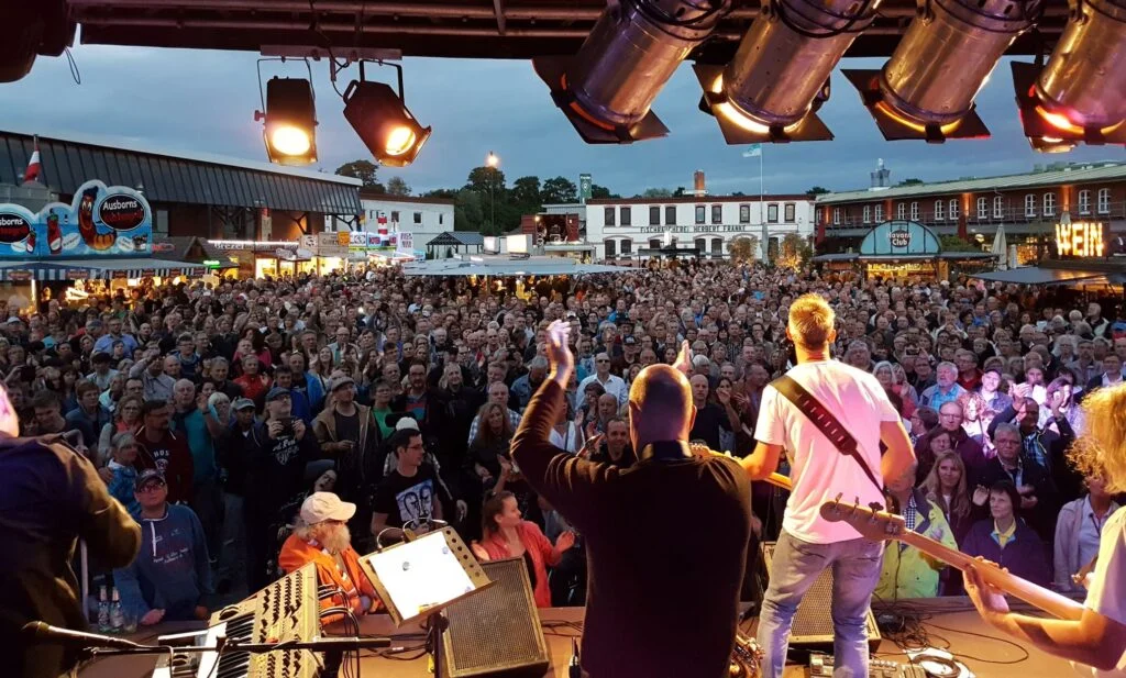 Bis zu 4.000 Gäste können laut Veranstalter auf dem Marktplatz im Schaufenster Fischereihafen gemeinsam feiern. Die Pink-Floyd-Tribute-Band Floyd Unlimited tritt am 20. August auf.