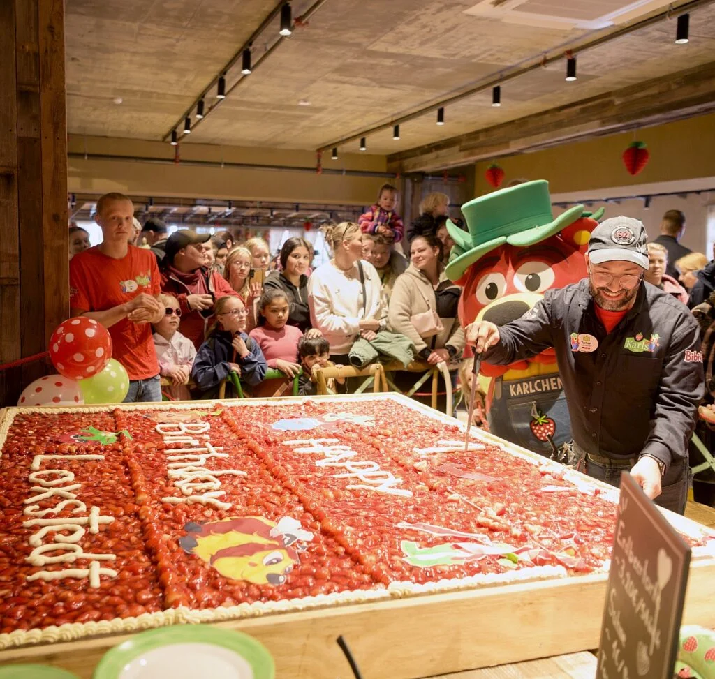 90 Kilo auf 2 mal 2 Metern: Der Torten-Anschnitt zum 1. Karls-Geburtstag in Loxstedt hat viele Leckermäuler an den Tisch geholt.
