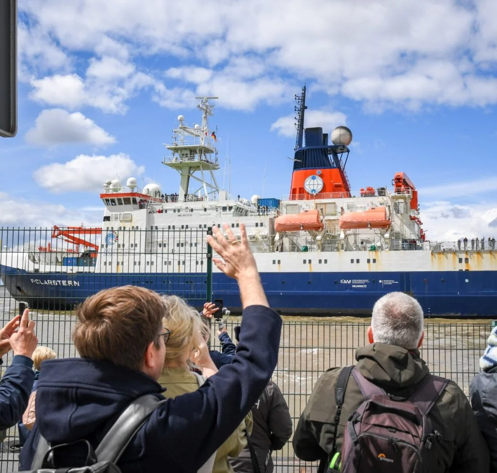 Die „Polarstern“ nach ihrer Expedition auf dem Weg von der Weser in die Bremerhavener Kaiserschleuse.