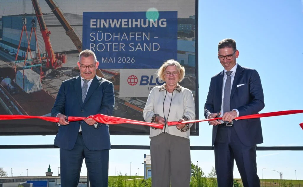 Die BLG weiht mit vielen Gästen das Schwerlastterminal am neuen Südhafen Rotersand ein. Der Chief Operations Officer (COO) der BLG, Axel Krichel, Senatorin Kristina Vogt und CEO Matthias Magnor (v. li.) beim Festakt.