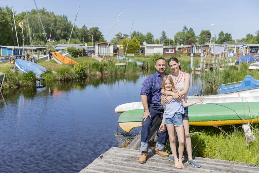 Saskia und Wolfgang Tögel präsentieren gemeinsam mit Tochter Josephine ihre Vision für den modernisierten Campingplatz Flögeln.