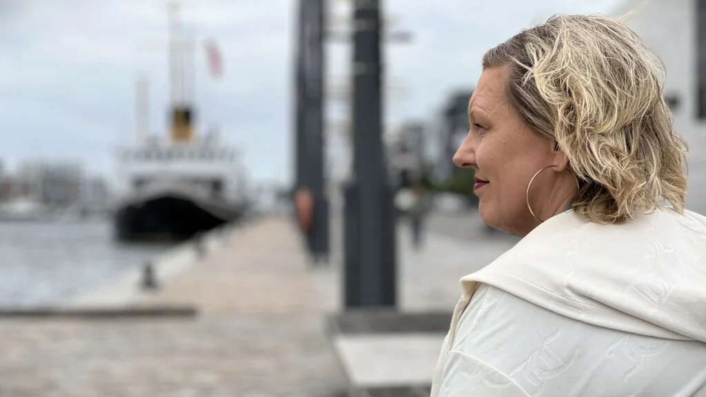 Einer der Lieblingsplätze von Carmen von See: Am Hafen oder am Deich genießt sie den Feierabend.