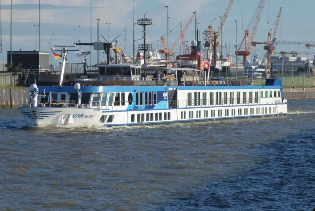 Erstmals machte die „Viva Ruby“ von Viva Cruises im Neuen Hafen der Havenwelten fest. Das 85 Meter lange Flusskreuzfahrtschiff bietet Platz für 80 Gäste.