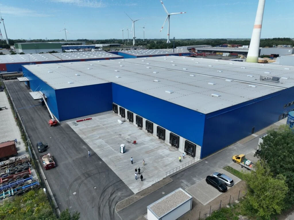 Eine große Logistikhalle ist am Grauwallring in Bremerhaven entstanden.