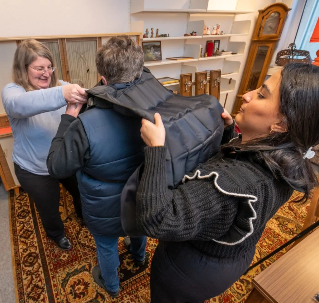 Der Studiengang Physician Assistant der Hochschule Bremerhaven bietet praxisnahe Ausbildungsmöglichkeiten, wie Studienleiterin Prof. Jana Hummel (links) mit der Studienpatin Hicret Sakinmaz zeigt. Mit Gewicht, Bandagen und Brillen wird man hier zum eingeschränkten Senior. Studierende sollen nachempfinden, wie es alten Menschen mit körperlichen Einschränkungen ergeht.