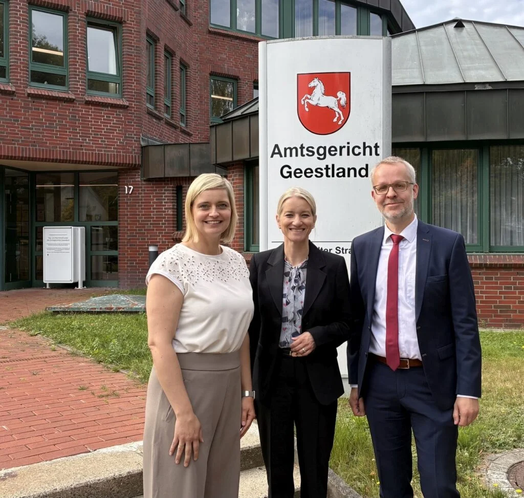 Geschäftsleiterin Kathrin Schulte, die Niedersächsische Justizministerin Kathrin Wahlmann und der Direktor des Amtsgerichts Axel Döscher sind überzeugt von der digitalen Akte.