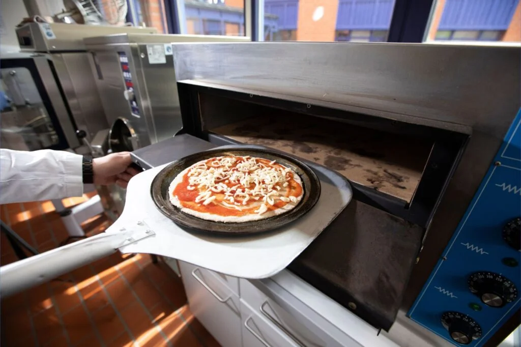 Ballaststoffreiche Pizza: In der Hochschule Bremerhaven wird an gesunden Tiefkühlprodukten gearbeitet.