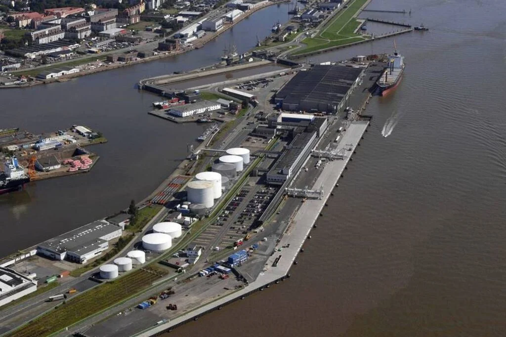 An der Südspitze des Bremerhavener Kreuzfahrtterminals hat die Lloyd Werft ein Grundstück übernommen. An der Kaje will sie ein Großdock unterbringen.