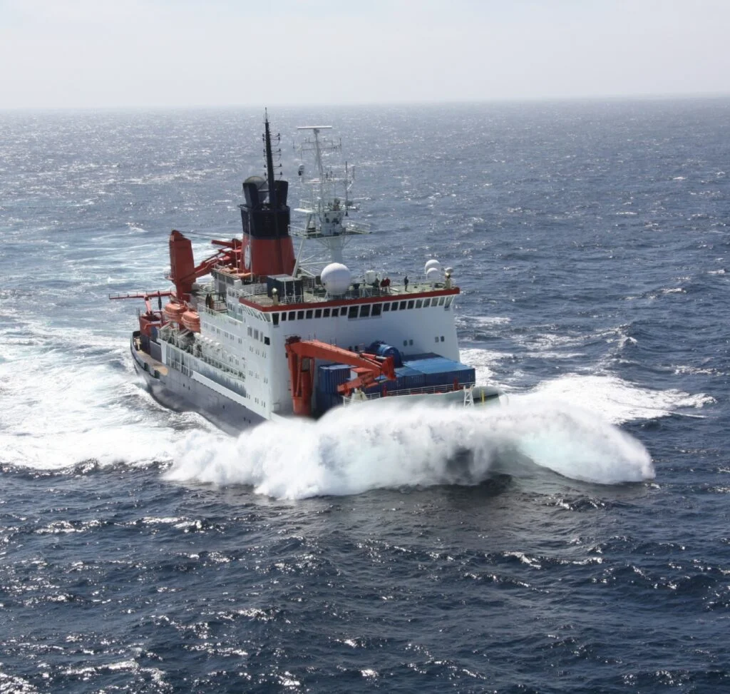 Der Forschungseisbrecher ist seit seit 40 Jahren im Einsatz: Die „Polarstern“ auf dem Weg zur Neumayer-Station III in der Antarktis.
