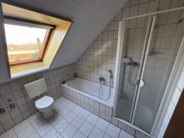 Mehrgenerationen-Haus – Split-Level in Schiffdorf - Badezimmer DG (43906)
