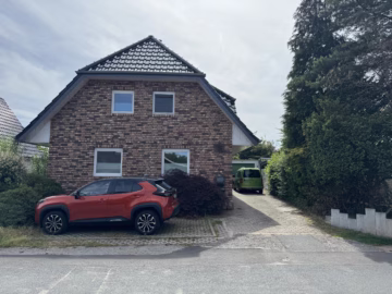 Kernsanierte Immobilie mit Garten - Straßenansicht (72648)