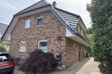 Kernsanierte Immobilie mit Garten - Straßenansicht (72647)