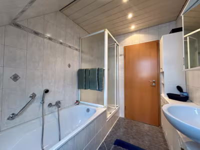 Gepflegtes Eigenheim mit Wohlfühlfaktor - Badezimmer (81272)