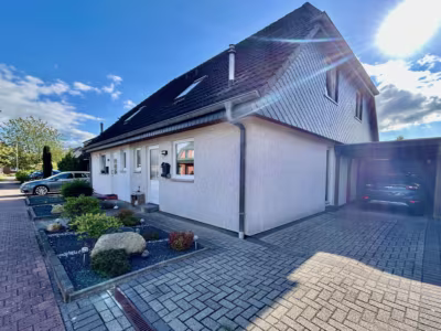 Gepflegtes Eigenheim mit Wohlfühlfaktor - Doppelhaushälfte mit Carport (81259)