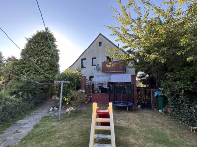 Vermietetes ZFH mit Mini-Bungalow im Garten - Gartenansicht (81166)