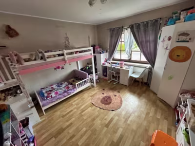 Vermietetes ZFH mit Mini-Bungalow im Garten - Kinderzimmer EG (81175)