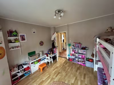 Vermietetes ZFH mit Mini-Bungalow im Garten - KInderzimmer EG (81176)