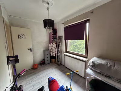 Vermietetes ZFH mit Mini-Bungalow im Garten - feuchtes Zimmer EG (81177)