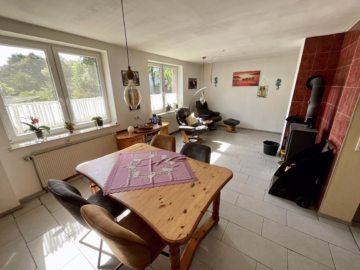 Großzügiges Einfamilienhaus mit großem Grundstück - Wohnzimmer mit Kamin (43087)