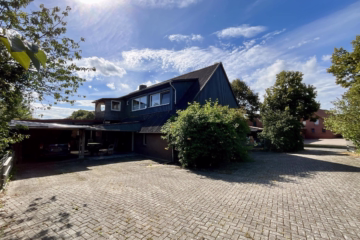 Großzügiges Einfamilienhaus mit großem Grundstück - Seitenansicht mit Auffahrt (43080)