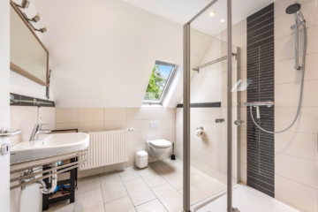 Einziehen oder Vermieten in begehrter Lage - Obergeschoss Bad 1 (45639)