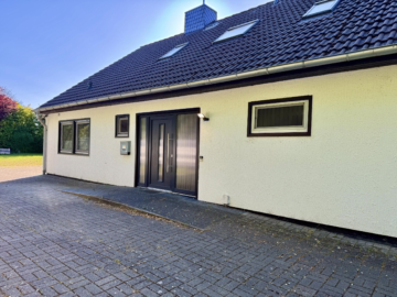 Gepflegtes Fertighaus mit Ferienwohnung - Seitenansicht (36189)