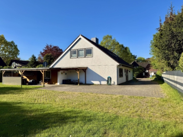 Gepflegtes Fertighaus mit Ferienwohnung - Rückansicht (36190)