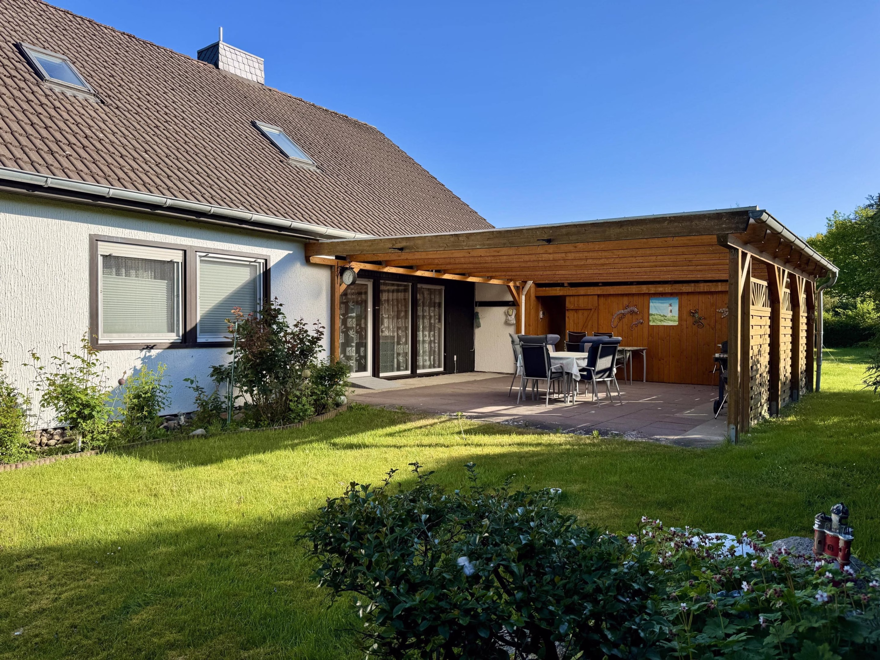 Seitenansicht mit Terrasse