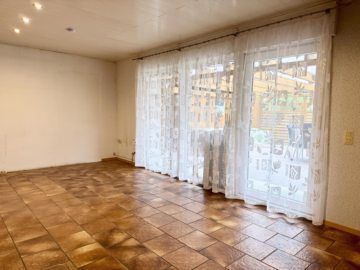 Gepflegtes Fertighaus mit Ferienwohnung - Wohnzimmer (36208)