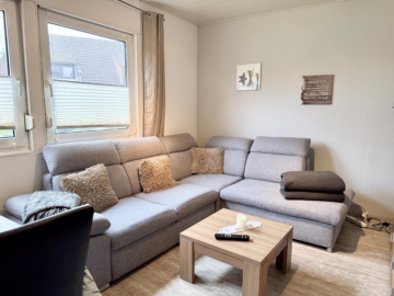 Gepflegtes Fertighaus mit Ferienwohnung - Wohnzimmer (36200)