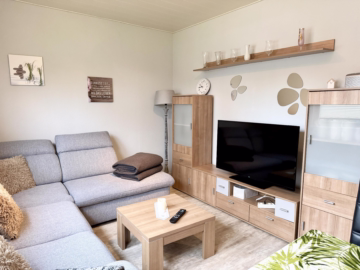 Gepflegtes Fertighaus mit Ferienwohnung - Wohnzimmer (36204)