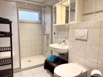 Gepflegtes Fertighaus mit Ferienwohnung - Badezimmer (36202)