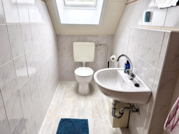 Gepflegtes Fertighaus mit Ferienwohnung - Badezimmer DG (36226)