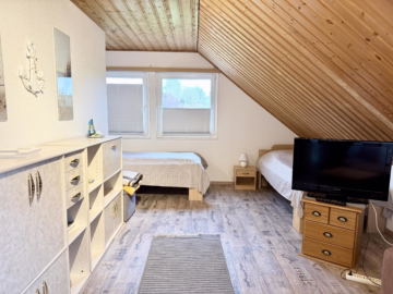 Gepflegtes Fertighaus mit Ferienwohnung - Zimmer Ferienwohnung DG (36219)