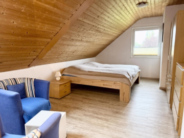 Gepflegtes Fertighaus mit Ferienwohnung - Zimmer Ferienwohnung DG (36223)