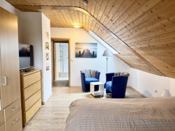 Gepflegtes Fertighaus mit Ferienwohnung - Zimmer Ferienwohnung DG (36224)