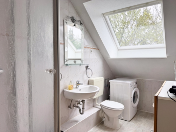 Gepflegtes Fertighaus mit Ferienwohnung - Badezimmer Ferienwohnung DG (36225)