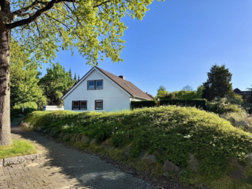 Gepflegtes Fertighaus mit Ferienwohnung - Frontansicht (36187)